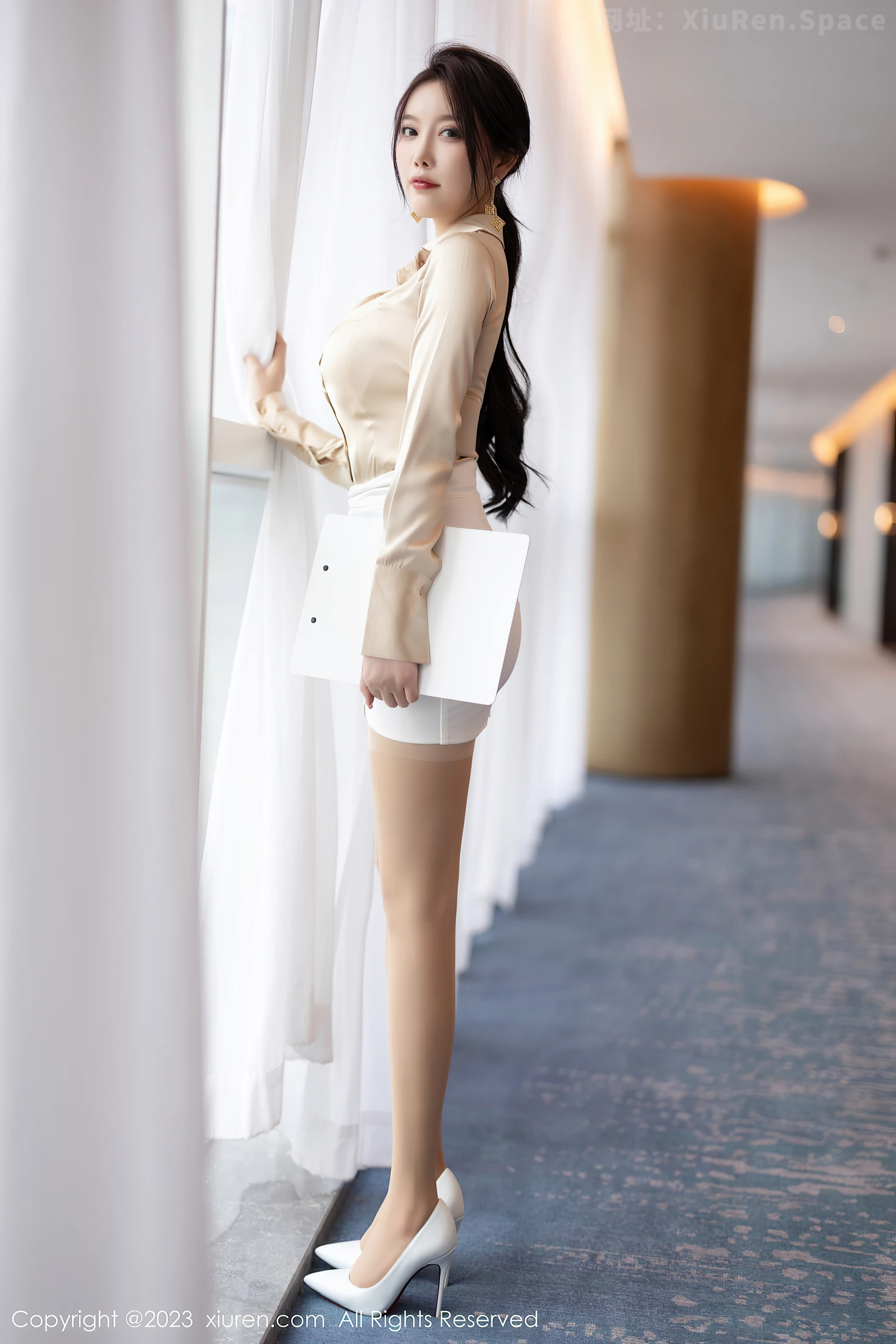 图片[2]-[XiuRen秀人网]2023.04.23 NO.6620 杨晨晨Yome 金色OL制服与白色蕾丝内衣加肉丝美腿性感私房写真集-秀人网官方网站